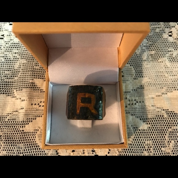 HANDMADE WOODEN TRAMP ART VINTAGE R SIGNET RING - Picture 3 of 7